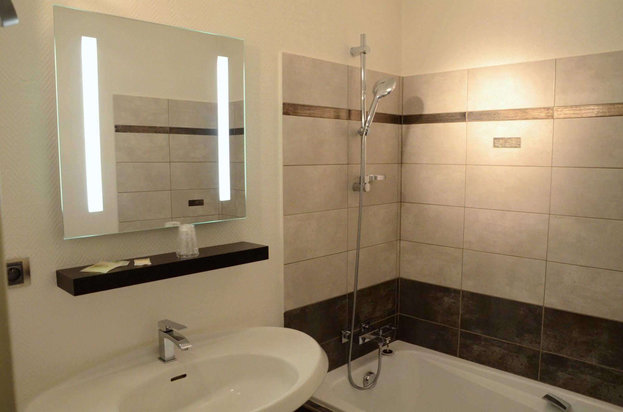 Logis Hotel-Restaurant Saint Romain อองส์ ภายนอก รูปภาพ